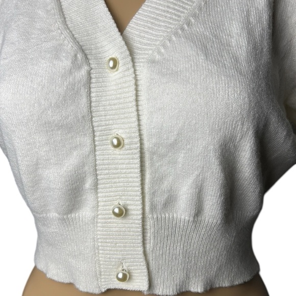 Cider,cropped white sweater,S.,pearl like buttons front,
Summer,feminine,staple - Picture 2 of 10
